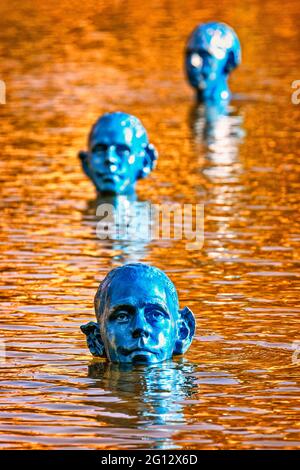 FRANKREICH. PARIS (75). 29 SKULPTUREN AUS DEM ARGENTINIER PEDRO MARZORATI'S 'WHERE THE TIDES EBB AND FLOW' IM MONTSOURIS PARK'S LAKE. ES ZEIGT DIE Stockfoto