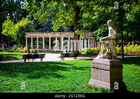 FRANKREICH. PARIS (75). DER OVALE TEICH UND DIE STATUE „LE JEUNE FAUNE“, DIE VON FELIX CHARPENTIER (1886) IM PARC MONCEAU ENTWORFEN WURDE Stockfoto