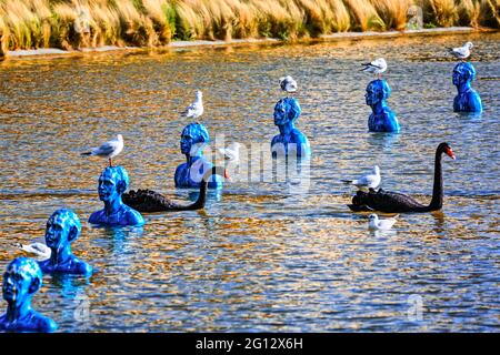 FRANKREICH. PARIS (75). 29 SKULPTUREN AUS DEM ARGENTINIER PEDRO MARZORATI'S 'WHERE THE TIDES EBB AND FLOW' IM MONTSOURIS PARK'S LAKE. ES ZEIGT DIE Stockfoto