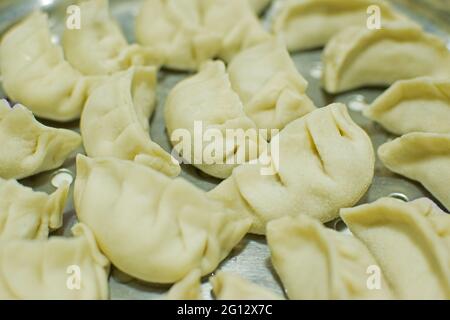 Momo , Typ südasiatischer Knödel; heimisch in Tibet, Nepal, Bhutan und Sikkim. Es ist ähnlich wie chinesische Baozi und Jiaozi, mongolische Buuz, japanische gy Stockfoto