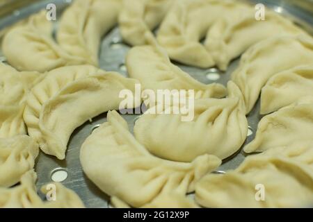 Momo ist eine Art südasiatischer Knödel, der in Tibet, Nepal, Bhutan und Sikkim beheimatet ist. Es ist ähnlich wie chinesische Baozi und Jiaozi, mongolische Buuz, Japanisch Stockfoto