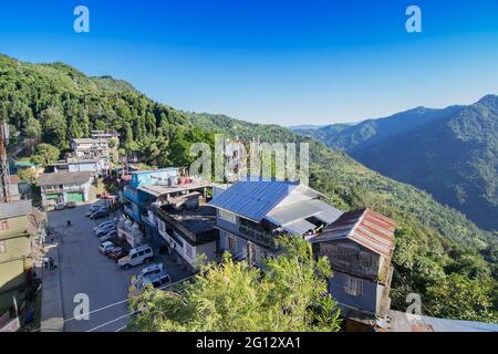 Blick von oben auf Kaluk, einer kleinen Stadt in Sikkim, Indien - umgeben von Himalaya-Bergen. Ein blauer, klarer Himmel über uns. Stockfoto