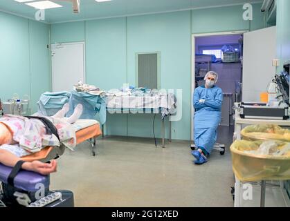 Gutaussehende Neurochirurgie harte Arbeit im professionellen Krankenhaus. Männlicher Chirurg, der im Operationsraum arbeitet. Stockfoto