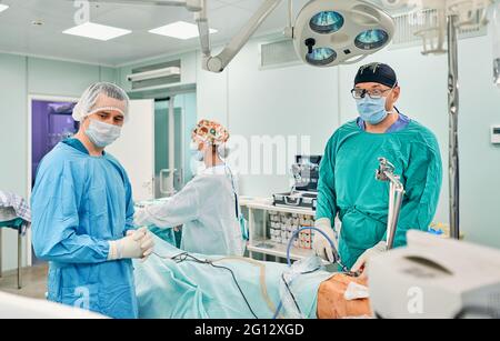 Gutaussehende Neurochirurgie harte Arbeit im professionellen Krankenhaus. Männlicher Chirurg, der im Operationsraum arbeitet. Stockfoto