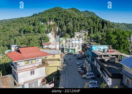 Blick von oben auf Kaluk, einer kleinen Stadt in Sikkim, Indien - umgeben von Himalaya-Bergen. Ein blauer, klarer Himmel über uns. Stockfoto