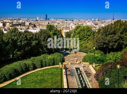 FRANKREICH. PARIS (75). BLICK VOM BELLEVILLE PARK AUF DEN MONTPARNASSE-TURM UND DEN EIFFELTURM. Stockfoto