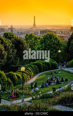 FRANKREICH. PARIS (75). SONNENUNTERGANG IM BELLEVILLE PARK UND DEM EIFFELTURM. Stockfoto