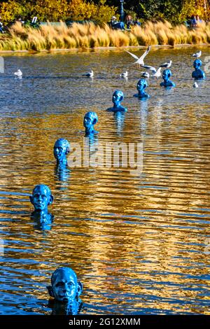 FRANKREICH. PARIS (75). 29 SKULPTUREN AUS DEM ARGENTINIER PEDRO MARZORATI'S 'WHERE THE TIDES EBB AND FLOW' IM MONTSOURIS PARK'S LAKE. ES ZEIGT DIE Stockfoto