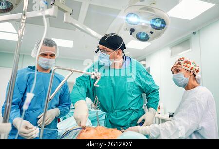 Gutaussehende Neurochirurgie harte Arbeit im professionellen Krankenhaus. Männlicher Chirurg, der im Operationsraum arbeitet. Stockfoto