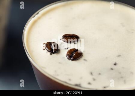 Erfrischender Espresso Vodka Martini im Coupé Stockfoto