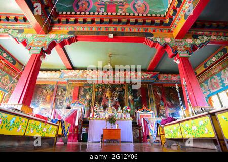 Rinchenpong, Sikkim, Indien - 17.. Oktober 2016 : religiöse Statuen des Buddhismus, die auf Holzboden im Rinchenpong Kloster reflektiert werden, mit schönen Wandmalereien. Stockfoto