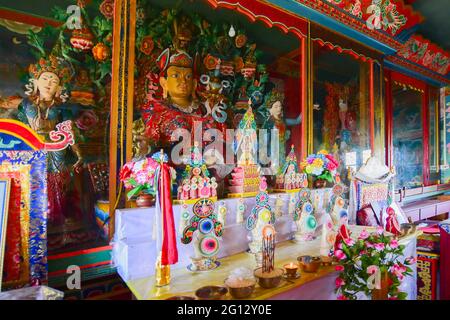 Rinchenpong, Sikkim, Indien - 17. Oktober 2016 : religiöse Statuen des Buddhismus im Rinchenpong Kloster mit dekorierten Wandmalereien an den Wänden. Stockfoto