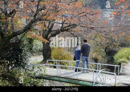 KYOTO, JAPAN - 10. Dez 2019: Kyoto, Japan- 24. Nov 2019: Touristen beobachten Herbstfarben entlang des Philosophenpfades in Kyoto. Stockfoto