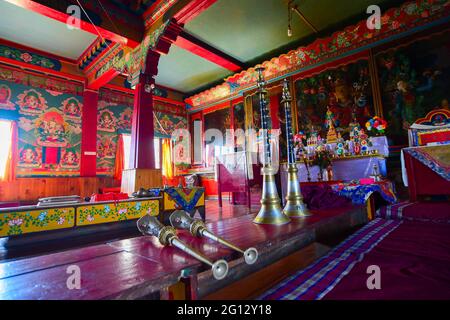 Rinchenpong, Sikkim, Indien - 17. Oktober 2016 : religiöse Statuen des Buddhismus im Rinchenpong Kloster mit dekorierten Wandmalereien an den Wänden. Stockfoto