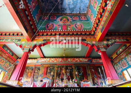 Rinchenpong, Sikkim, Indien - 17. Oktober 2016 : Religiöse Statuen des Buddhismus im Rinchenpong Kloster mit dekorierten Wandmalereien auf dem Sellerie und auf der Te Stockfoto