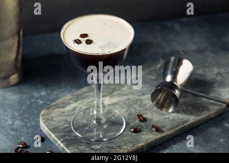 Erfrischender Espresso Vodka Martini im Coupé Stockfoto