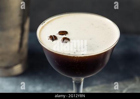 Erfrischender Espresso Vodka Martini im Coupé Stockfoto