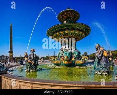 FRANKREICH. PARIS (75) 8. ARRONDISSEMENT. DER „BRUNNEN DER FLÜSSE“ AUF DEM PLACE DE LA CONCORDE MIT DEM OBELISKEN UND DEM EIFFELTURM IM BA Stockfoto