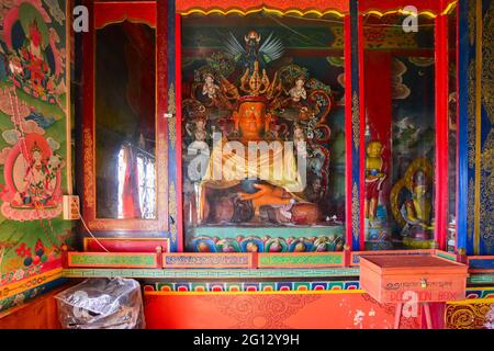 Rinchenpong, Sikkim, Indien - 17. Oktober 2016 : religiöse Statuen des Buddhismus im Rinchenpong Kloster mit dekorierten Wandmalereien an den Wänden. Stockfoto