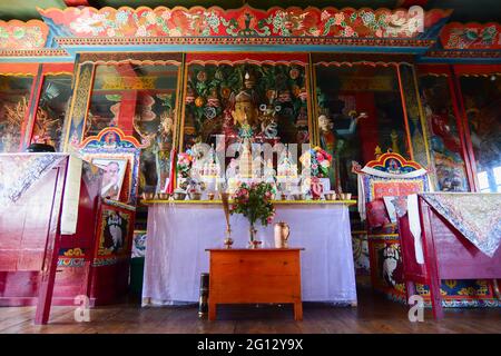 Rinchenpong, Sikkim, Indien - 17. Oktober 2016 : religiöse Statuen des Buddhismus im Rinchenpong Kloster mit dekorierten Wandmalereien an den Wänden. Stockfoto