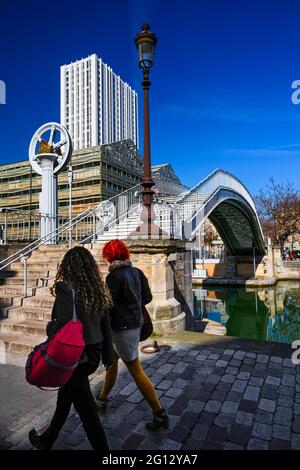 FRANKREICH. PARIS (75). PANTIN-VIERTEL. LES MAGASINS GENERAUX, EHEMALIGES INDUSTRIEGELÄNDE, JETZT RESTAURIERT, AM UFER DES CANAL DE L'OURCQ, MIT EINEM HOLIDAY INN Stockfoto