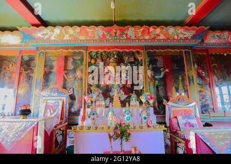 Rinchenpong, Sikkim, Indien - 17. Oktober 2016 : religiöse Statuen des Buddhismus im Rinchenpong Kloster mit dekorierten Wandmalereien an den Wänden. Stockfoto