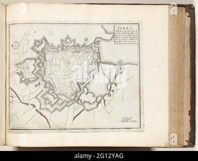 Karte von Yperen, ca. 1693-1696; iPRES, Ville Forte des Pais Bas, du Comté de Flandre (...); Les Forces de l'Europe, Ou Beschreibung des Principales Villes, Avec Leurs Befestigungsanlagen: Dessignées PAR LES MEILLEURS Ingenieure, private Party Celles (...) De La France, dont Les Plans DEVEÉ LEVEZ PAR M. DE VAUBAN. Karte der Verstärkungen von Ypering, der flämischen Stadt. Teil des siebten Teils (1696) des Bildes, in dem sich die acht Teile der Les Forces de l'Europe befinden, die zwischen 1693 und 1697 herausgegeben wurden. Die Druckerei besteht aus 175 Druckplatten mit Plänen (von Sébastien Le Preterre, Seigneur de Vauba Stockfoto