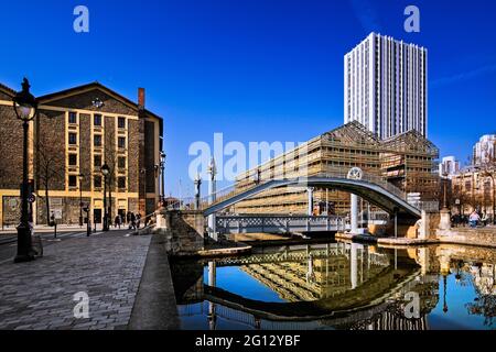 FRANKREICH. PARIS (75). PANTIN-VIERTEL. LES MAGASINS GENERAUX, EHEMALIGES INDUSTRIEGELÄNDE, JETZT RESTAURIERT, AM UFER DES CANAL DE L'OURCQ, MIT EINEM HOLIDAY INN Stockfoto