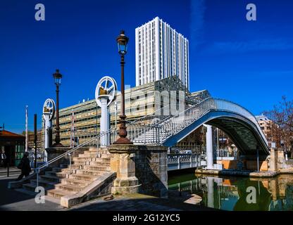 FRANKREICH. PARIS (75). PANTIN-VIERTEL. LES MAGASINS GENERAUX, EHEMALIGES INDUSTRIEGELÄNDE, JETZT RESTAURIERT, AM UFER DES CANAL DE L'OURCQ, MIT EINEM HOLIDAY INN Stockfoto