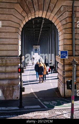 FRANKREICH. PARIS (75). RADWEG DER BIR-HAKEIM BRÜCKE. Stockfoto