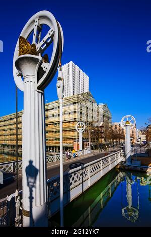 FRANKREICH. PARIS (75). PANTIN-VIERTEL. LES MAGASINS GENERAUX, EHEMALIGES INDUSTRIEGELÄNDE, JETZT RESTAURIERT, AM UFER DES CANAL DE L'OURCQ, MIT EINEM HOLIDAY INN Stockfoto