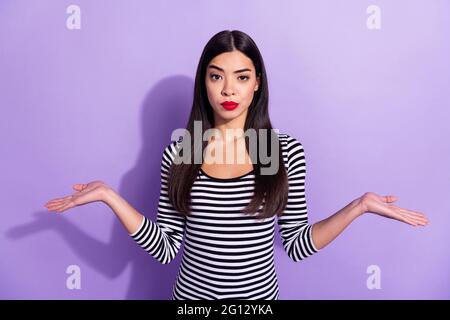 Foto von jungen unglücklich unzufrieden Frau zucken Schultern ahnungslos unzufrieden isoliert auf violettem Hintergrund Stockfoto