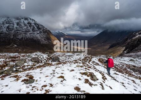 Ein Backpacker mit Rucksack in den North West Highlands von Schottland Stockfoto