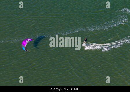 Kitesurfer / Kiteboarder am windigen Tag an der Nordsee vom Power Kite gezogen Stockfoto