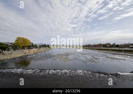 KYO, JAPAN - 11. Dez 2019: Kyoto, Japan-26. Nov 2019: Touristen am Katsura Riverbank in der Nähe der Togetsu-Brücke in Kyoto, Japan. Stockfoto