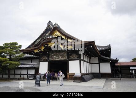 KYOTO, JAPAN - 10. Dez 2019: Kyoto, Japan - 25. Nov 2019: Touristen besuchen Schloss Nijo in Kyoto Japan. Stockfoto