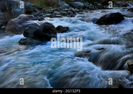 Reshi River Wasser fließt auf Felsen bei Dusk, Sikkim Stockfoto