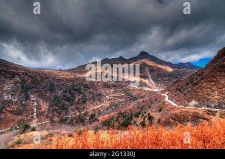 Wunderschöne, berühmte kurvenreiche Straßen auf der alten Seidenstraße, Seidenhandelsroute zwischen China und Indien, Sikkim Stockfoto