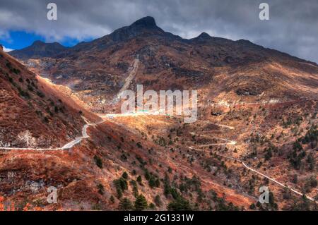 Wunderschöne, berühmte kurvenreiche Straßen auf der alten Seidenstraße, Seidenhandelsroute zwischen China und Indien, Sikkim Stockfoto