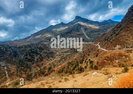 Wunderschöne, berühmte kurvenreiche Straßen auf der alten Seidenstraße, Seidenhandelsroute zwischen China und Indien, Sikkim Stockfoto