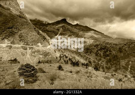 Wunderschöne, berühmte kurvenreiche Straßen auf der alten Seidenstraße, Seidenhandelsroute zwischen China und Indien, Sikkim - getöntes Bild Stockfoto