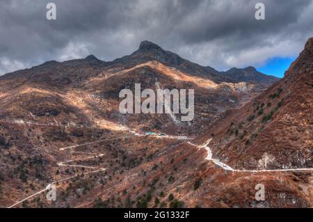 Wunderschöne, berühmte kurvenreiche Straßen auf der alten Seidenstraße, Seidenhandelsroute zwischen China und Indien, Sikkim Stockfoto