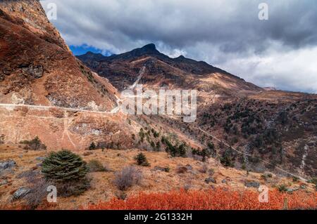 Wunderschöne, berühmte kurvenreiche Straßen auf der alten Seidenstraße, Seidenhandelsroute zwischen China und Indien, Sikkim Stockfoto