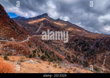 Wunderschöne, berühmte kurvenreiche Straßen auf der alten Seidenstraße, Seidenhandelsroute zwischen China und Indien, Sikkim Stockfoto