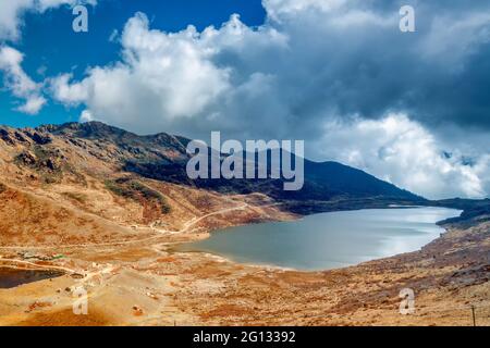 Elephant Lake, benannt nach seiner Form als liegender Elefant, abgelegener Hochgebirgssee im Kupup Valley, Sikkim. Himalayan Mountain Range, Sikkim, Indien Stockfoto