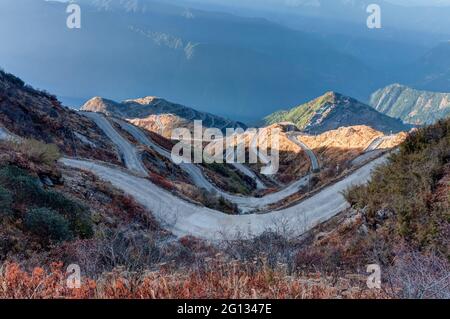 Schöne kurvige Straßen auf der alten Seidenstraße, Seidenhandelsroute zwischen China und der indischen Grenze, Sikkim, Indien. Teil des OBOR-Projekts von China für den Handel. Stockfoto