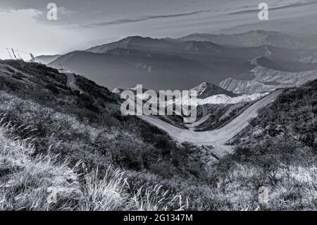 Schöne kurvige Straßen auf der alten Seidenstraße, Seidenhandelsroute zwischen China und Indien, Sikkim - schwarz-weißes Bild Stockfoto