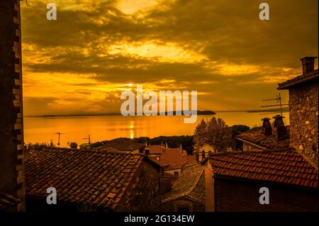 Goldenes Abendlicht über dem Trasimeno-See, der Isola Maggiore (Großinsel) und der Isola Minore (kleine Insel) in Umbrien, von der Passignano-Panoramaterrasse Stockfoto