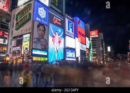 Osaka, Japan- 28 Nov, 2019: Die Glico man Werbetafel und andere Werbemittel in Dontonbori, Osaka. Glico Laufmann hat über die Do glüht Stockfoto