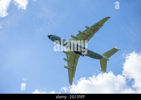 Gostomel, Ukraine - 4. Juni 2021: Das Flugzeug Antonov 225 AN-225 Mriya, das größte Flugzeug der Welt, das vom Flughafen abfliegt. UR-82060 größtes Flugzeug, das am Himmel fliegt. Kiew Kiew Kiew . Stockfoto
